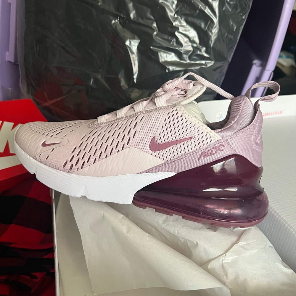 Nike 270